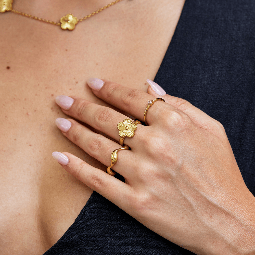 Anillo de trébol dorado